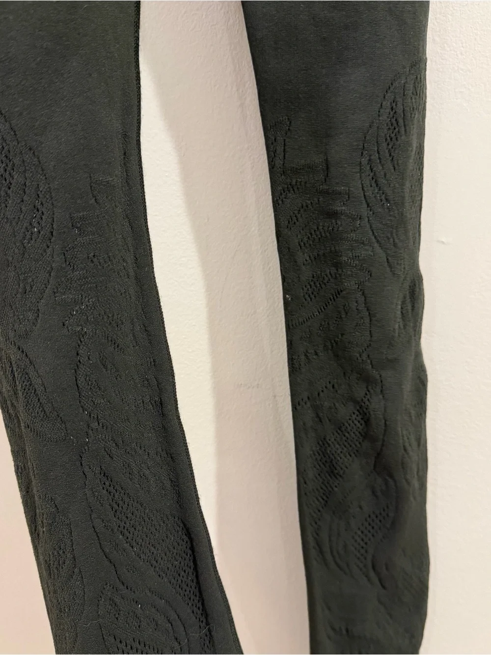Lululemon Reveal Tight Lattice Paisley 28 inches Size 2